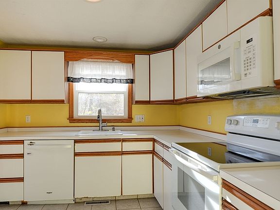 2nd image of 54 Evelina Dr