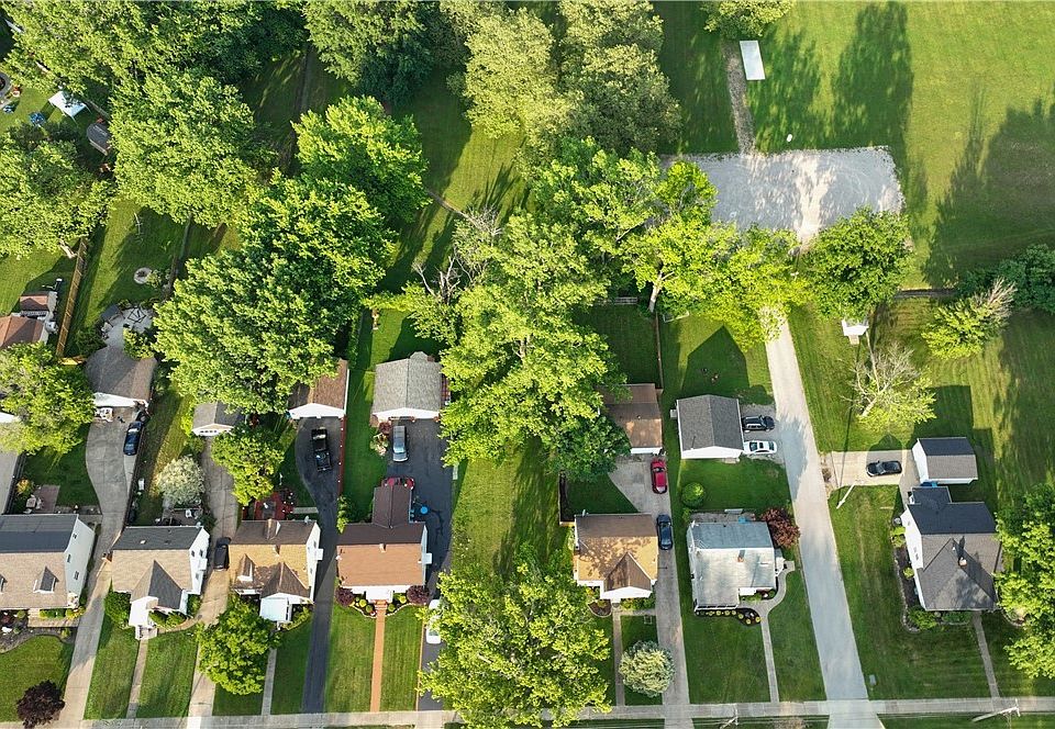 2nd image of 824 Hine Ave