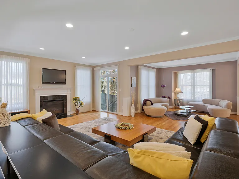 Family / Living room w/ gas fireplace