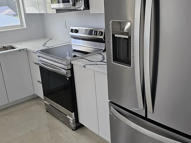 Super big Fridge, self cleaning stove