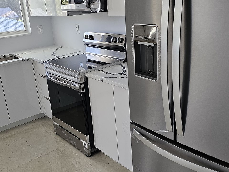 Big, big, extra big refrigerator. 
Self cleaning stove.