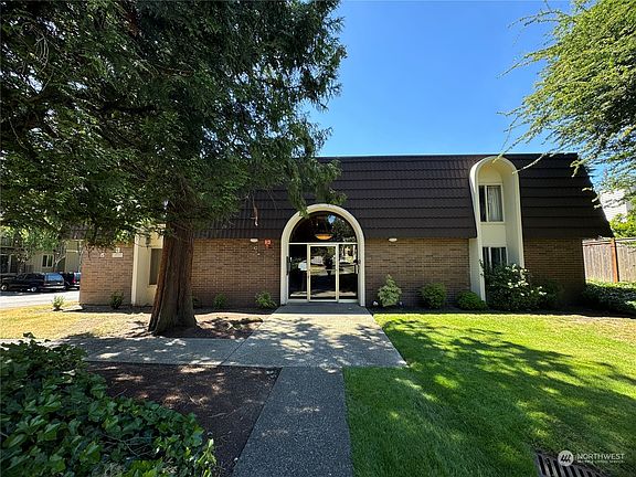 2nd image of 11010 NE 68th St #624