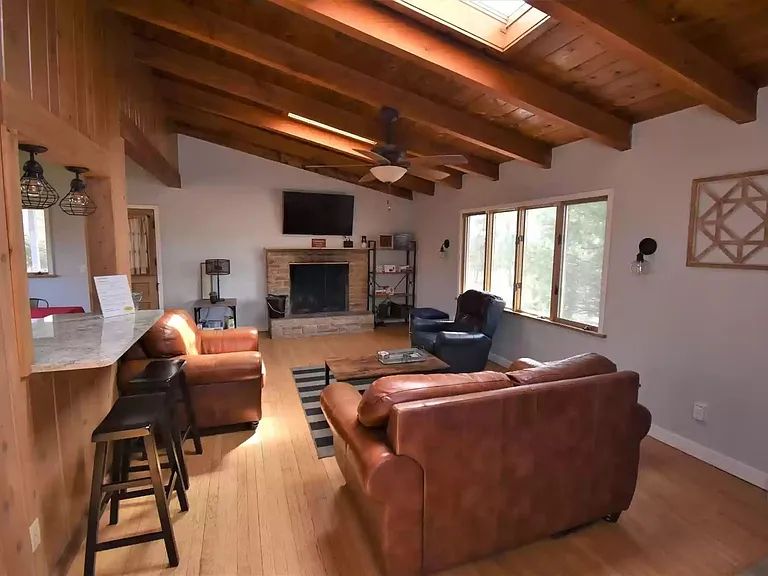 2621 E Edwards Row — Photo 2