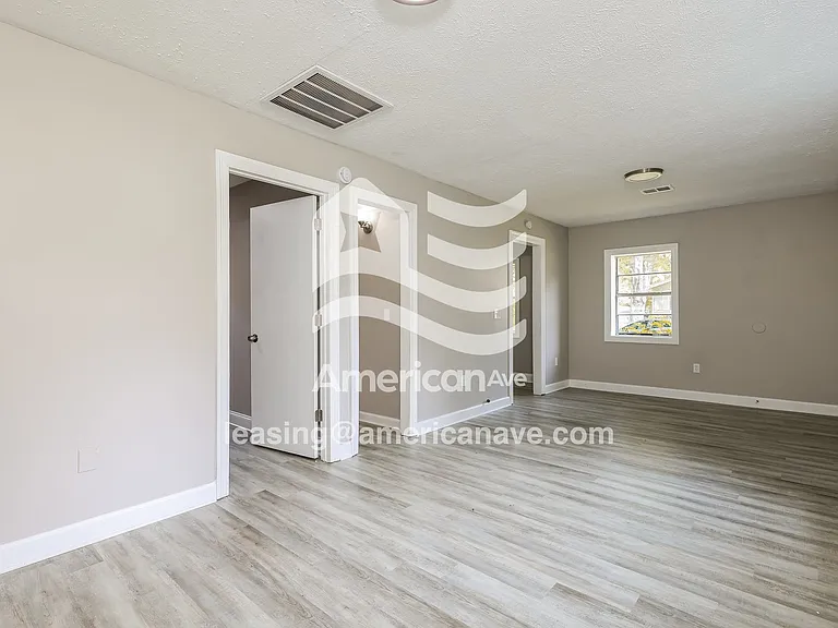 1979168_004_living_room_13773540.jpg