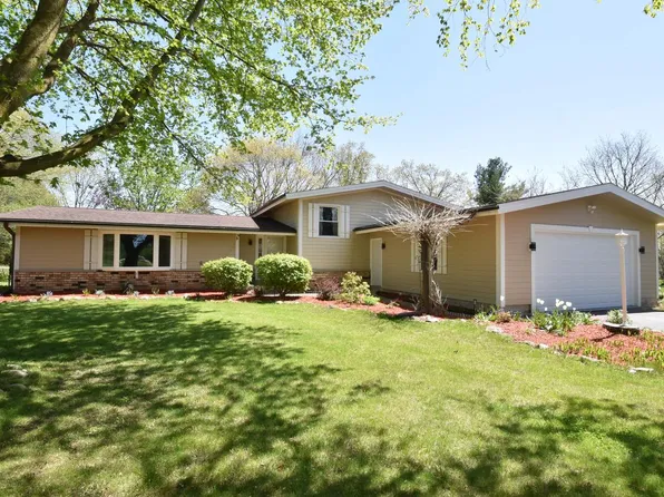 W251S4500 Oakview DRIVE, Waukesha, WI 53189