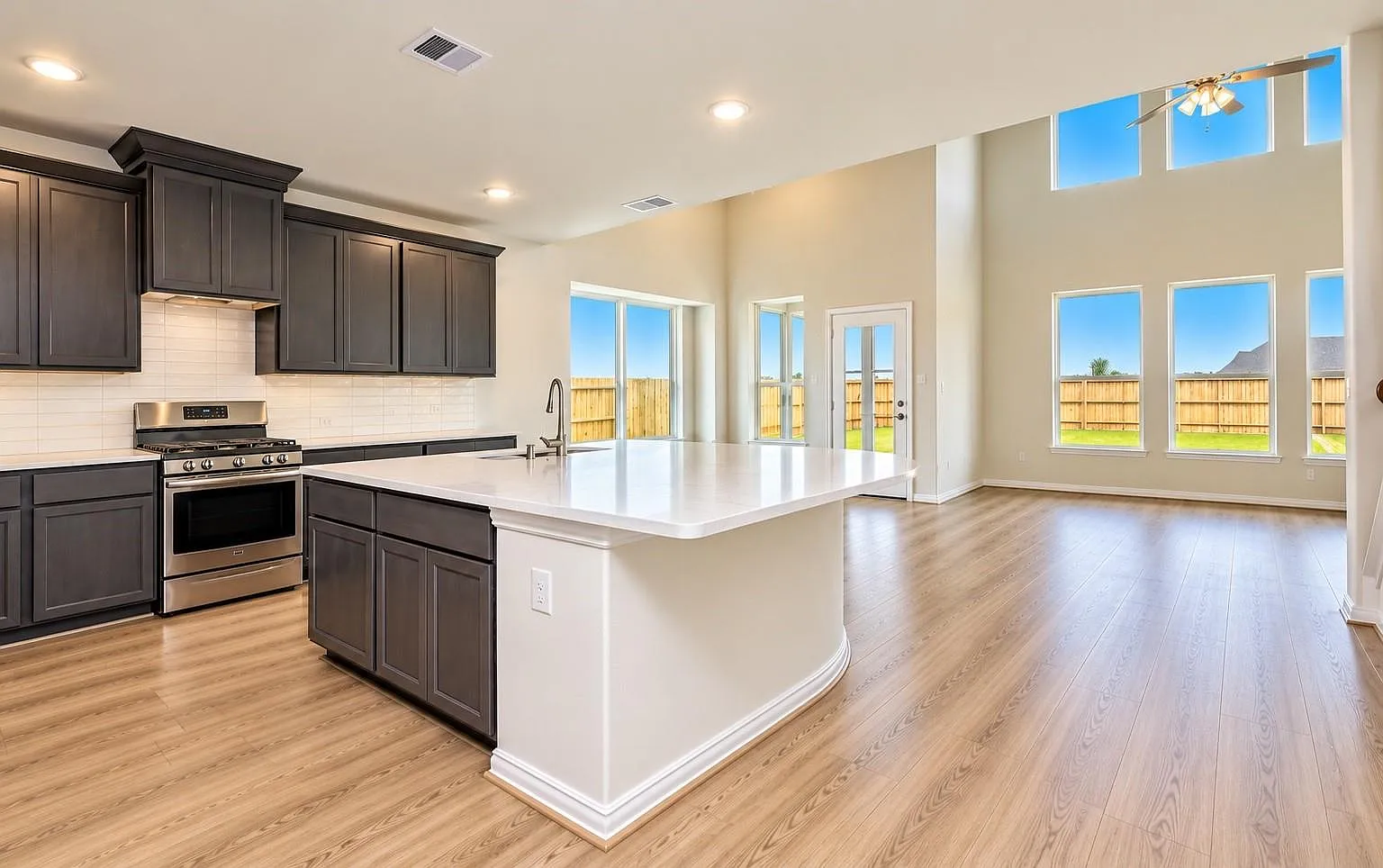 3 bed, 2.5 bath, 2683 sqft, $3,000 — Photo 4