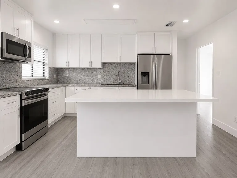 1815 NE 154th St — Photo 3