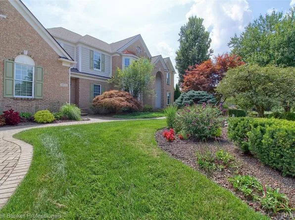 49733 Ash Ct, Plymouth, MI 48170