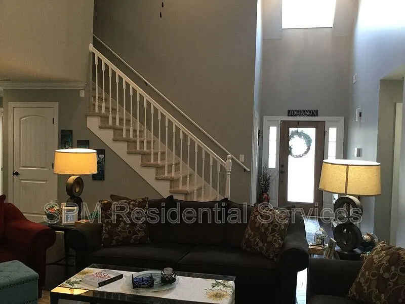 4 bed, 2.5 bath, 2217 sqft, $2,200 — Photo 2