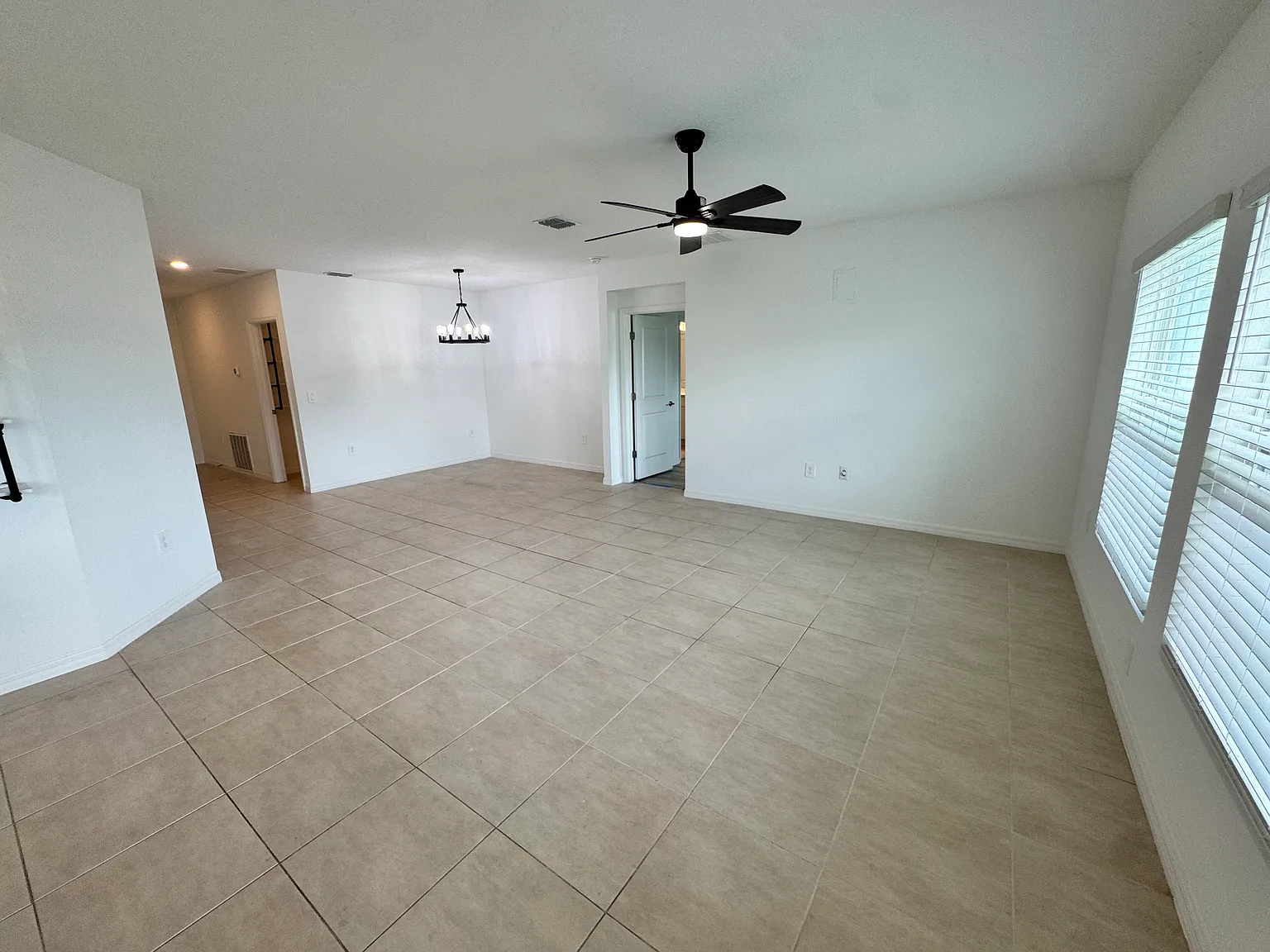 Unfurnished 3 Beds 2 Baths House In Leesburg — Photo 2