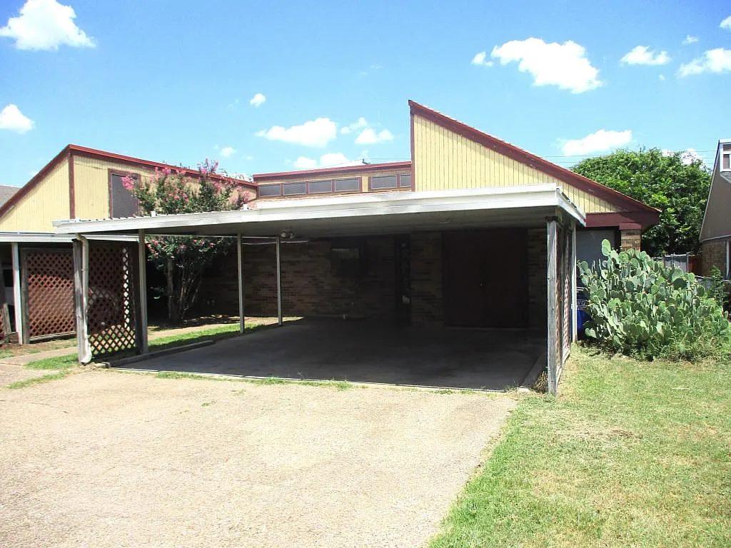 203 Yorkshire Ct. — Photo 1
