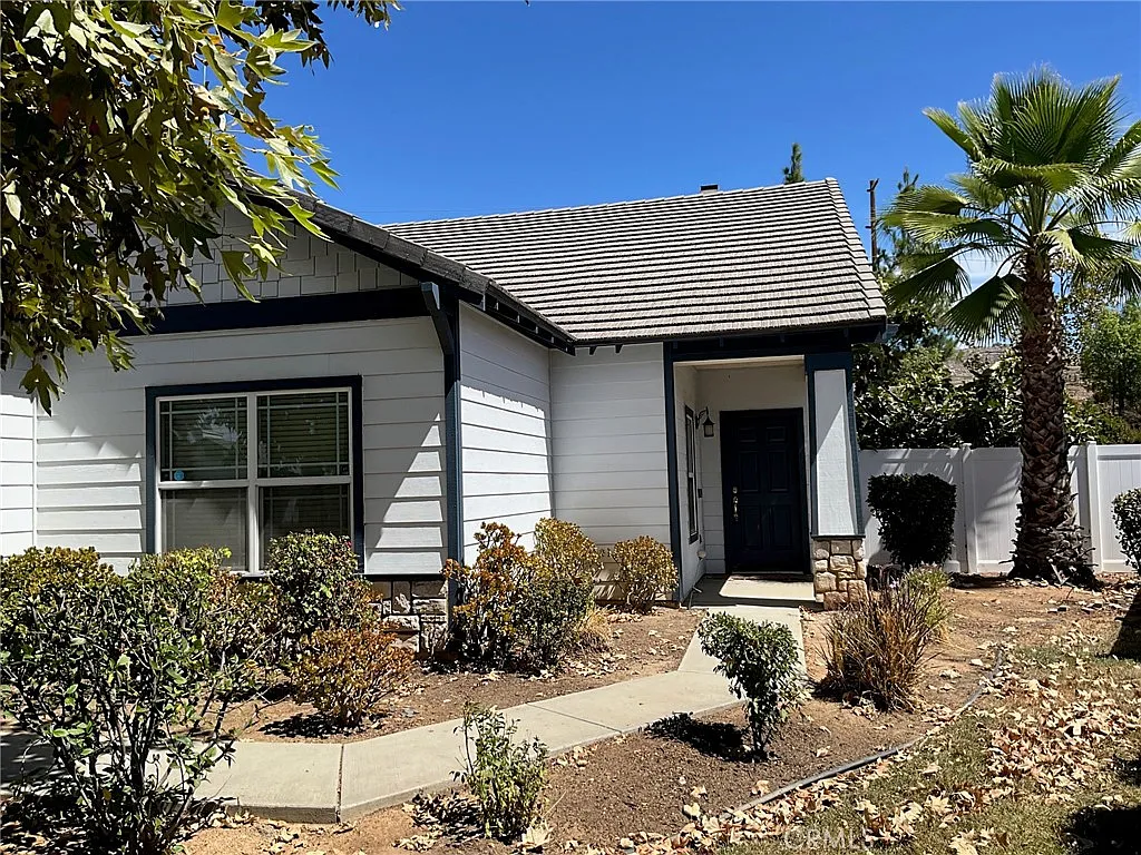 4 bed, 1956 sqft, $3,200 — Photo 3