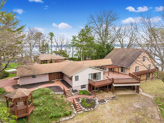3rd image of 3879 Lakeview Dr