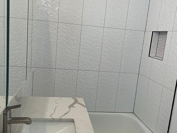 BATHROOM. SHOWER WITH NICHE