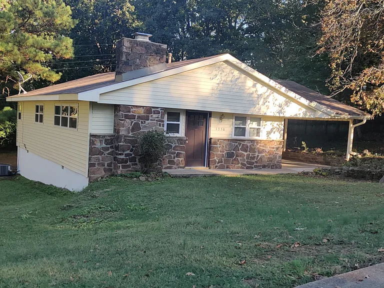 1350 N Kings Dr — Photo 2