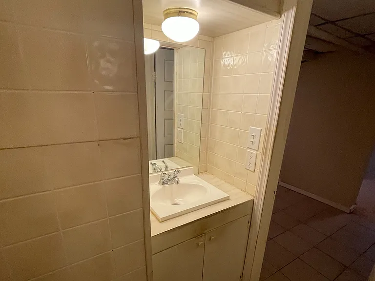 sink toilet, sand standing shower