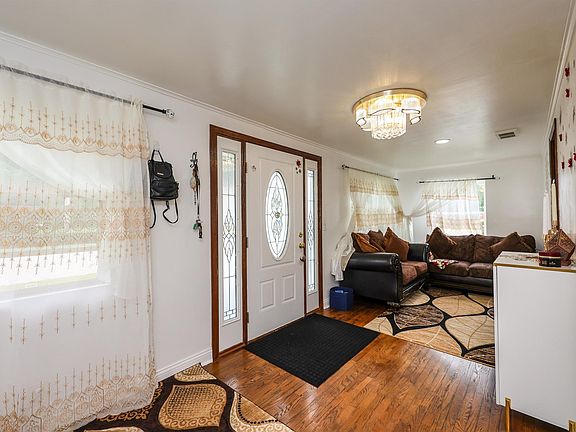 5th image of 304 E Oak St