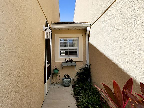 3rd image of 2292 Hawks Cove Cir