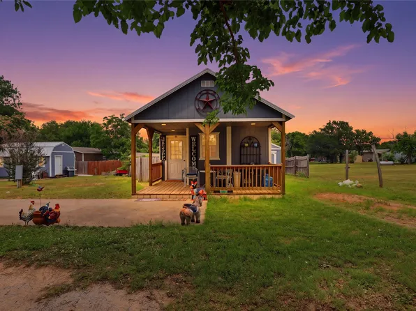 704 Holly Ct, Granbury, TX 76048