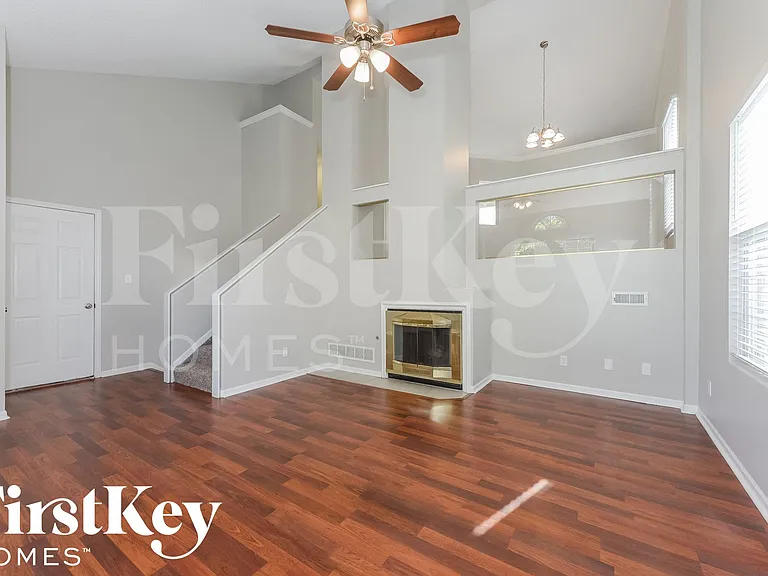 609 Rosehill Dr — Photo 4