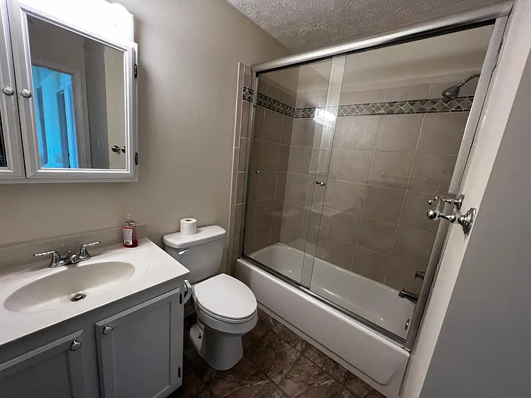 241 Creekside Ct #B — Photo 9