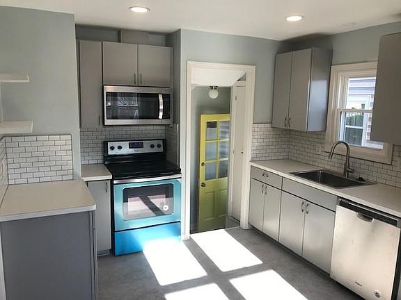 4th image of 8014 Pinegrove Ave