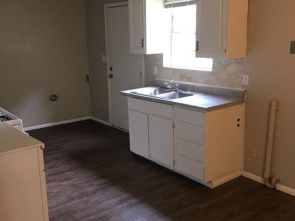 5th image of 418 E Will Rogers Blvd