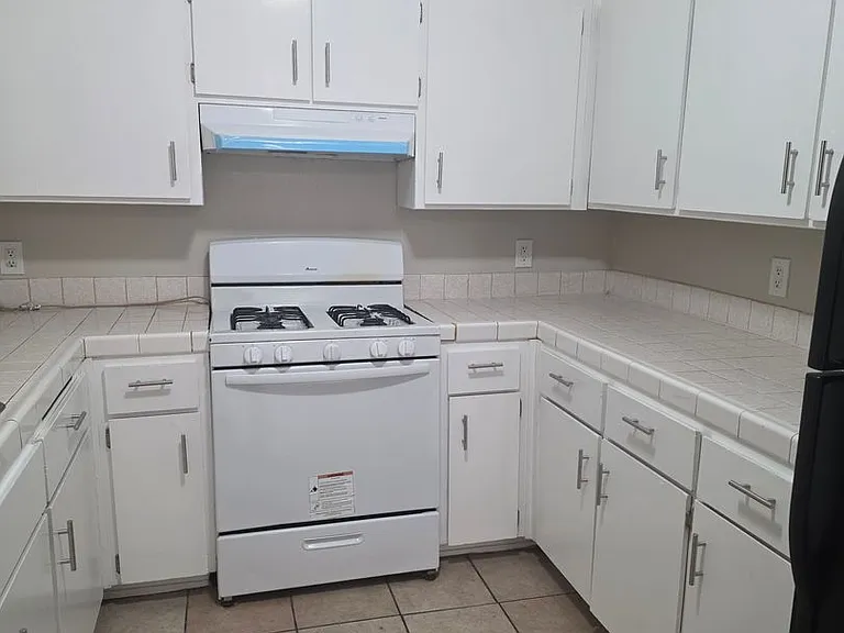 2905 S Chester Ave — Photo 8