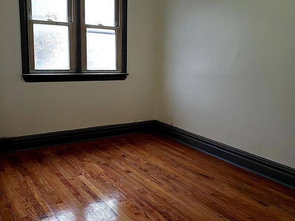 5th image of 132 Mallory Ave #2