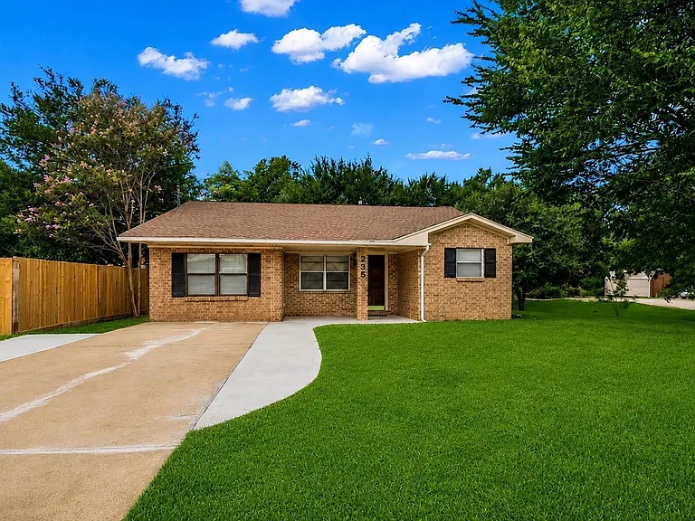 235 Live Oak St — Photo 1