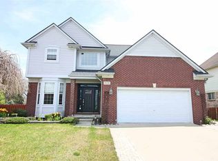 39136 Canterbury Dr, Harrison Township, MI 48045