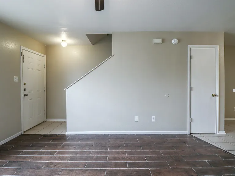 807 Leifester Cir #B — Photo 5