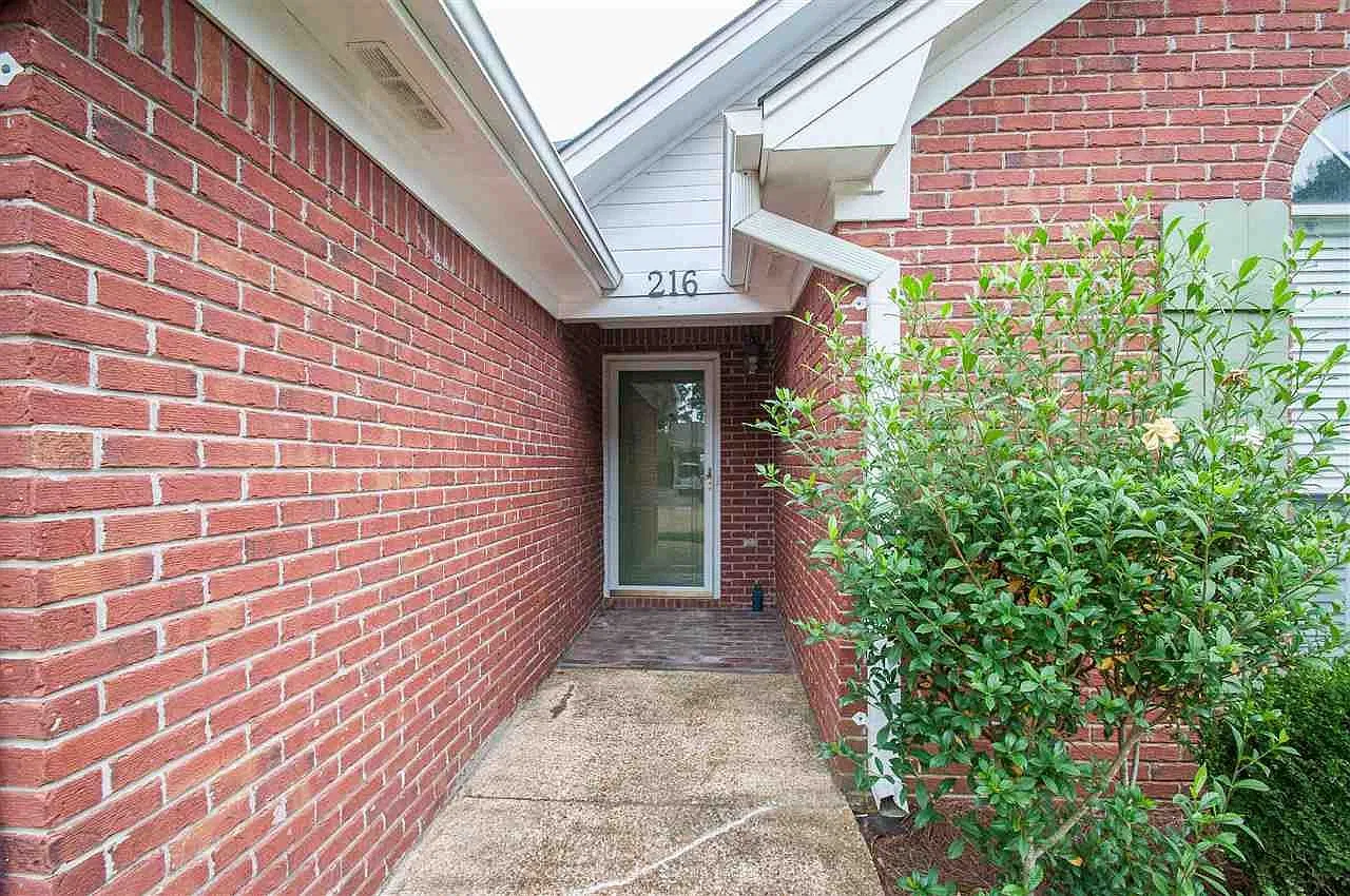 3 bed, 1328 sqft, $1,900 — Photo 3
