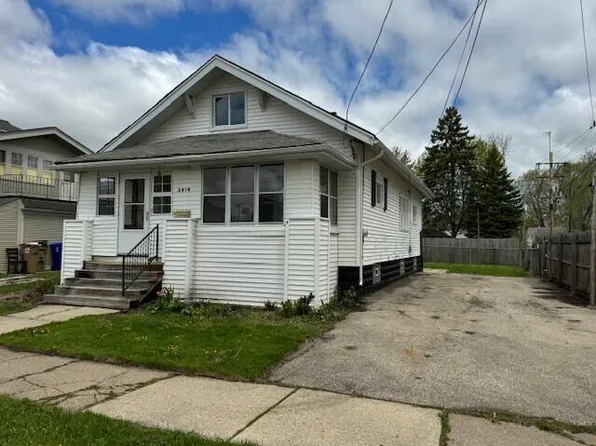 2618 73rd St, Kenosha, WI 53143