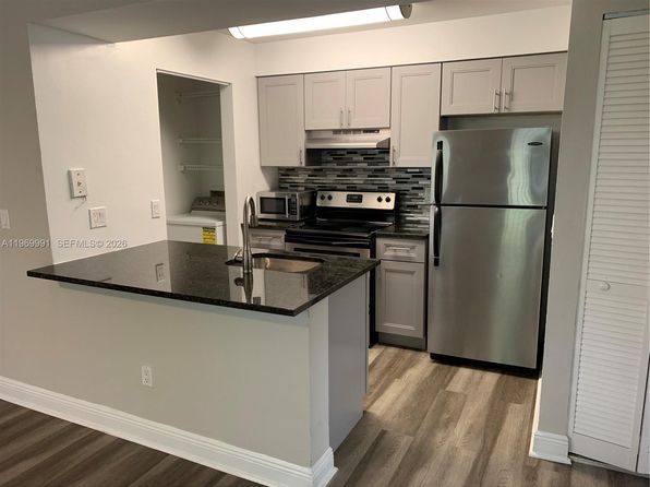 1261 SW 46th Ave APT 2004