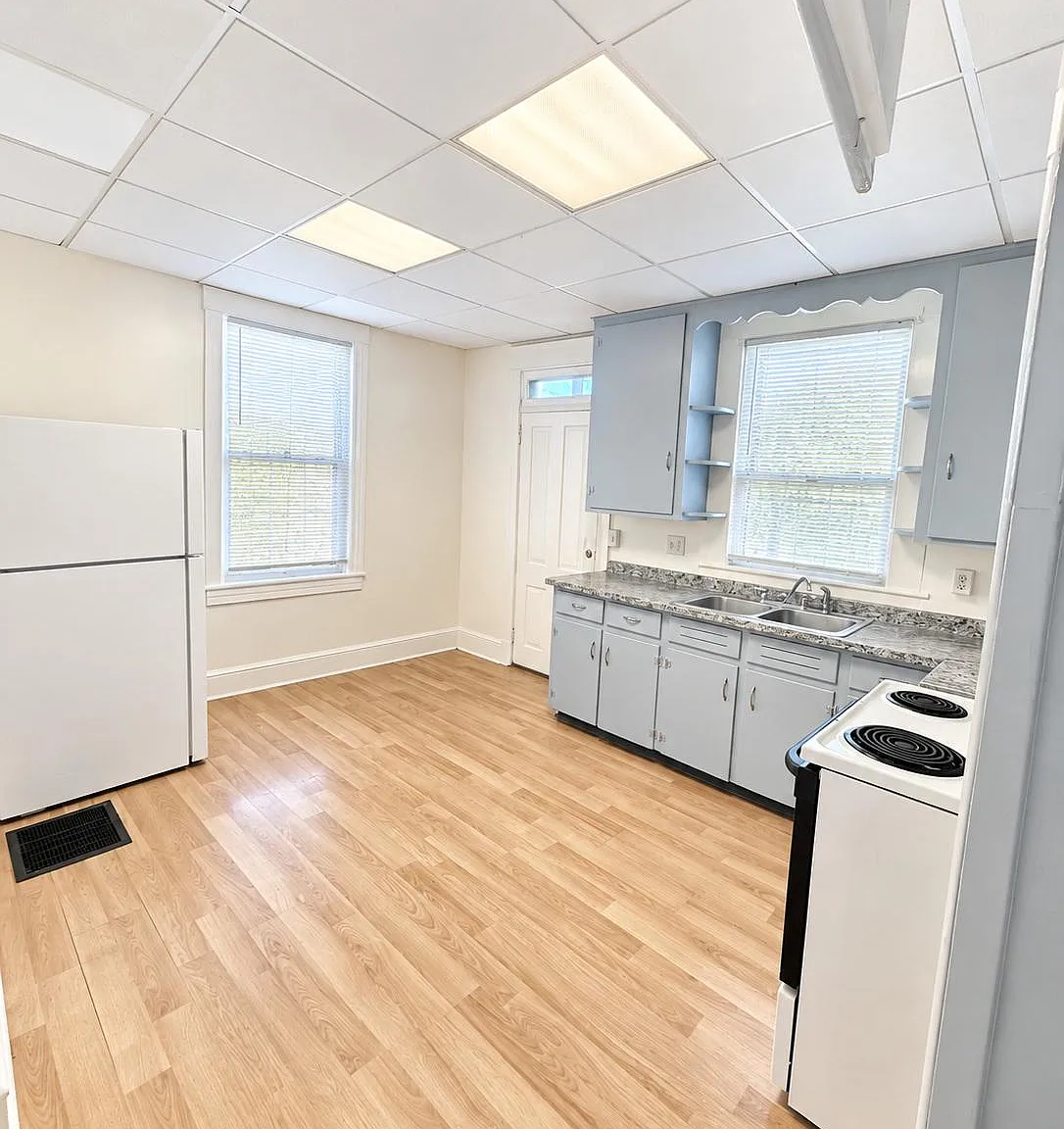 3 bed, 1.0 bath, 2640 sqft, $1,600 — Photo 3