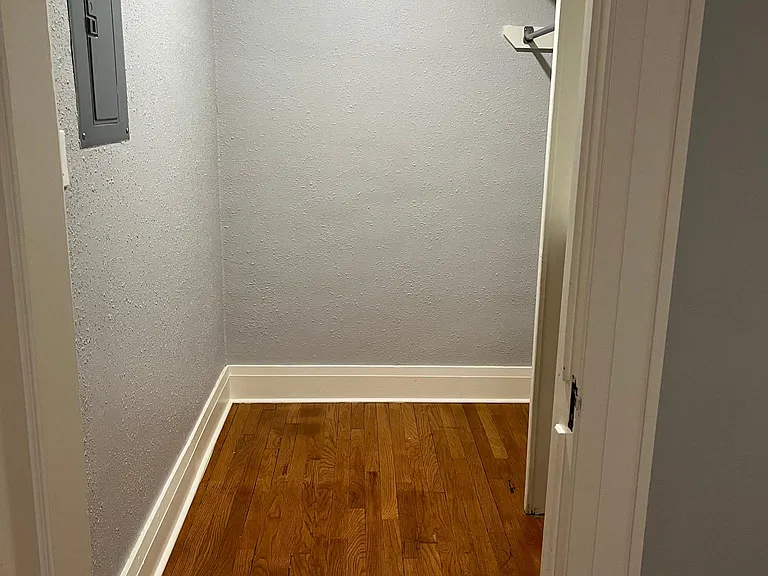 222 SE Frank Phillips Blvd #6 — Photo 9