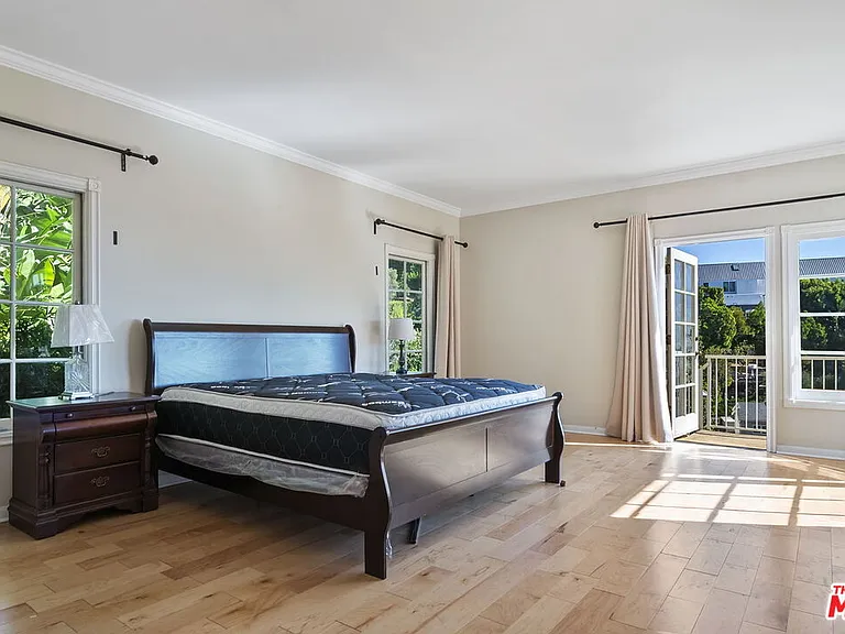 1478 Sunset Plaza Dr — Photo 11