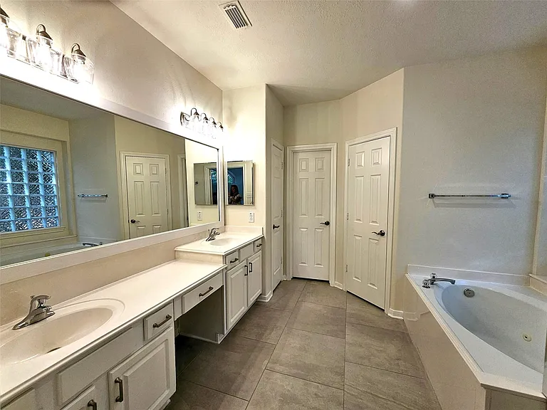 98 W Knightsbridge Dr — Photo 19