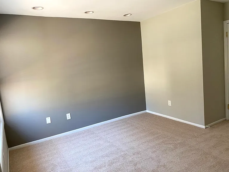 2420 Southgate Sq — Photo 8