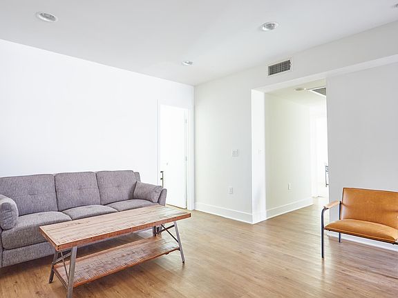 4th image of 1539 Beloit Ave APT 209