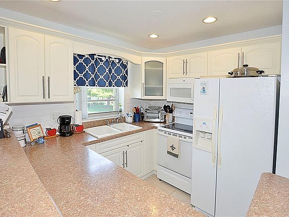 2nd image of 34 Pine Arbor Ln