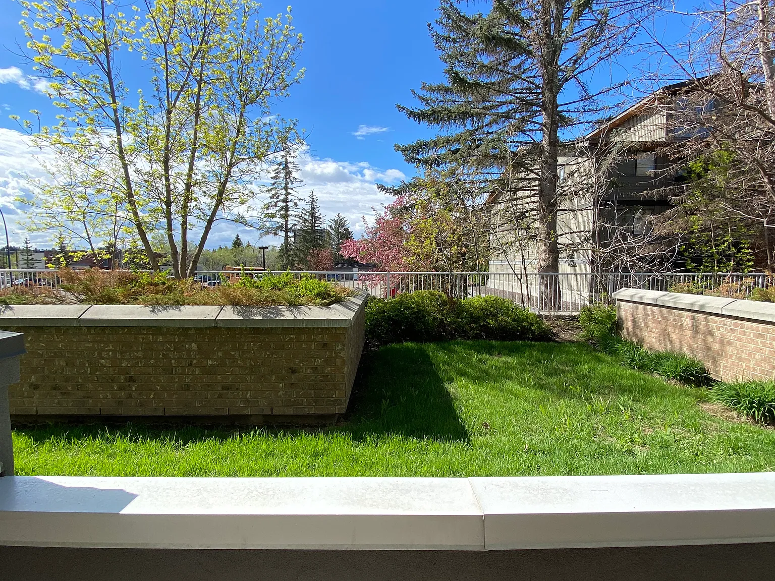 790 Kingsmere Crescent Southwest — Photo 2