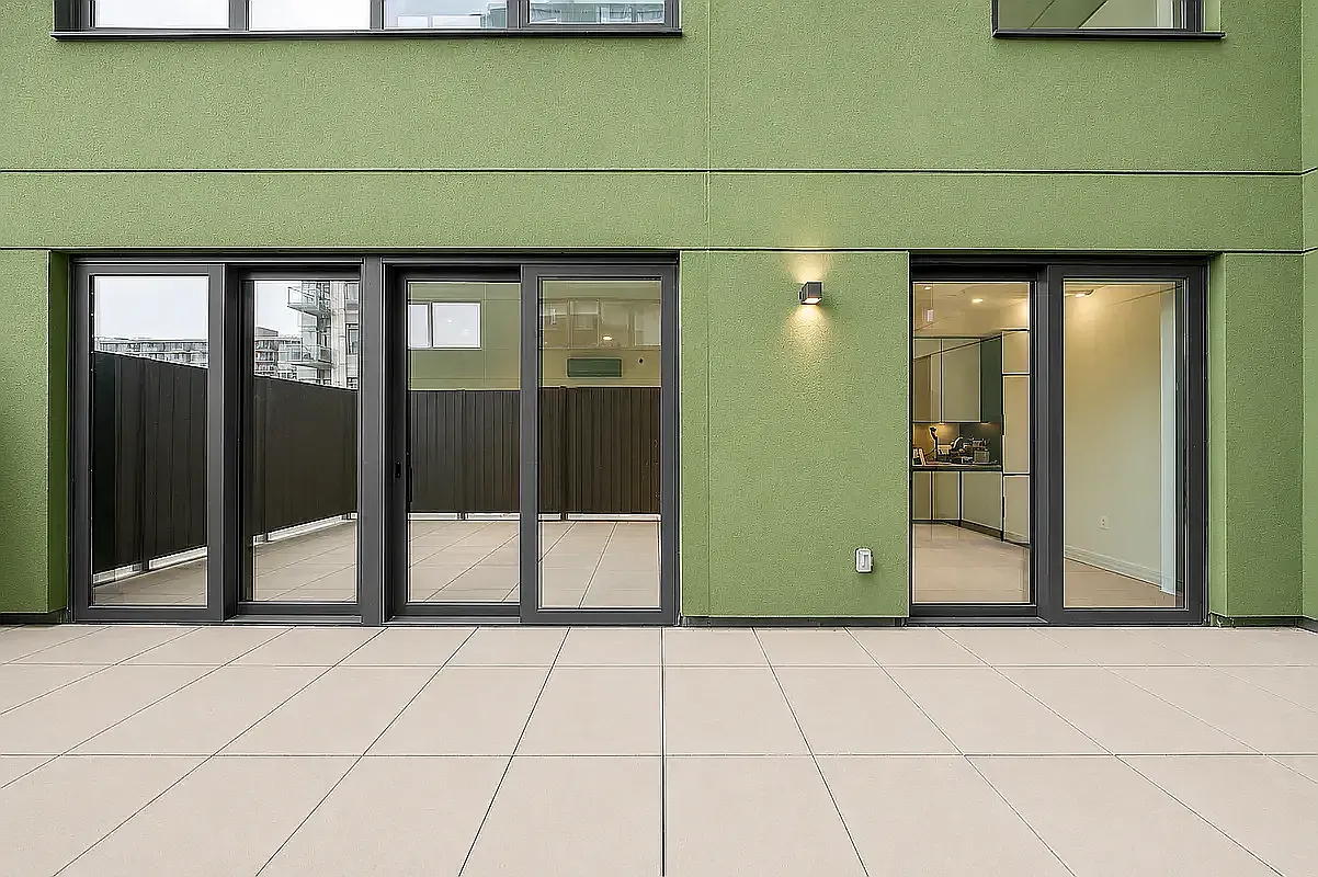 10-25 Jackson Avenue — Photo 3