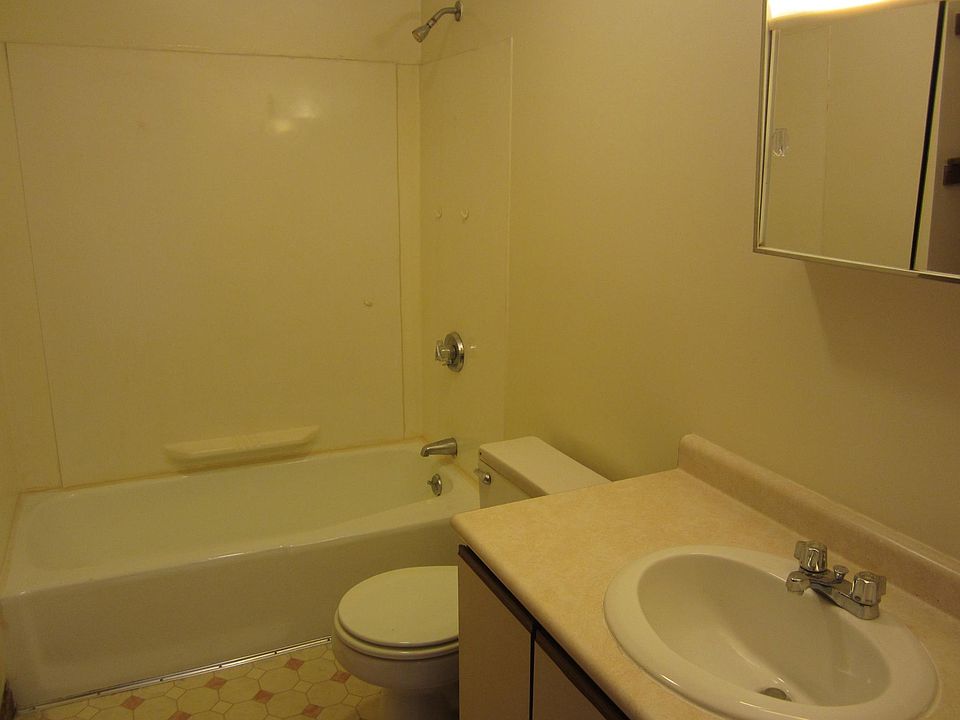 2nd image of 979 Glen St APT 2