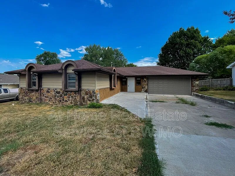 2315 W Village Ln