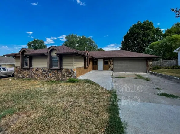 2315 W Village Ln, Springfield, MO 65807
