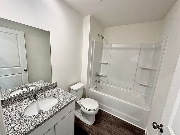 5th image of 233 Isabella Way