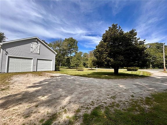 3rd image of 2037 Crandall Rd