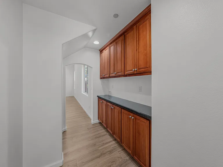 100 Portsmouth Dr — Photo 13